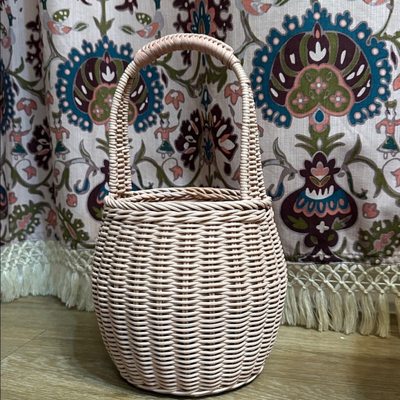 Cleobella Daria Light Pink Dusty Pink Woven Basket Bag
Like new - Picture 2 of 9
